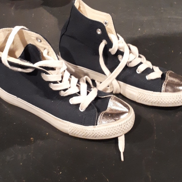 High Top Sneakers by FOREVER 21. SIZE 7 - Picture 2 of 8